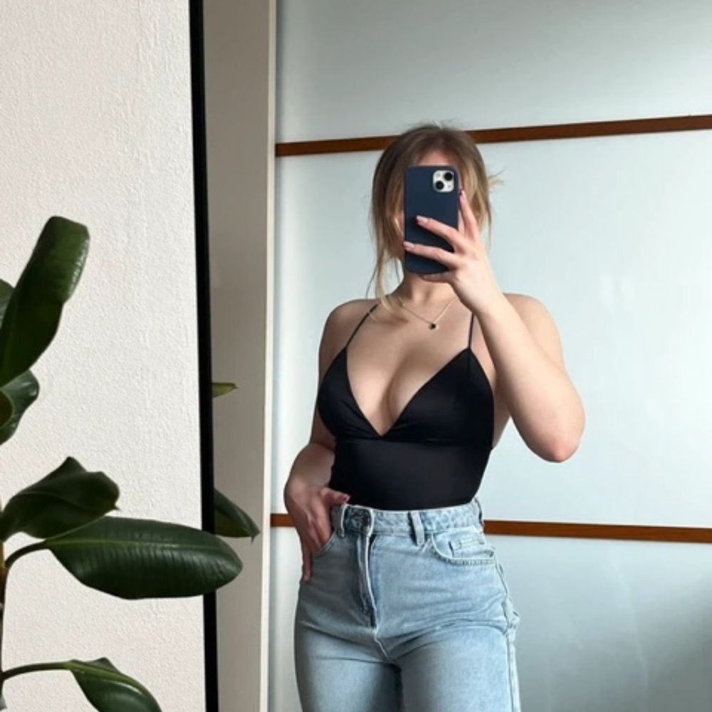 Black Amisu Crop Top - Picture 3 of 5